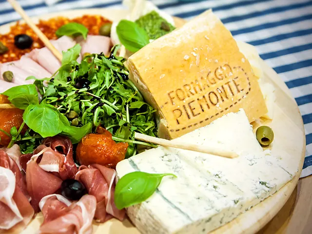 Deska antipasti z serami, prosciutto, rukolą i oliwkami