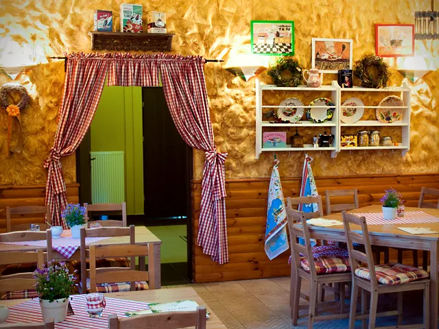 Zielone drzwi w bistro obramowane zasłonami w kratę