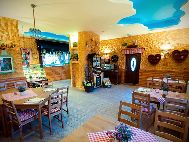 Szeroki widok bistro z ladą i drewnianymi stołami