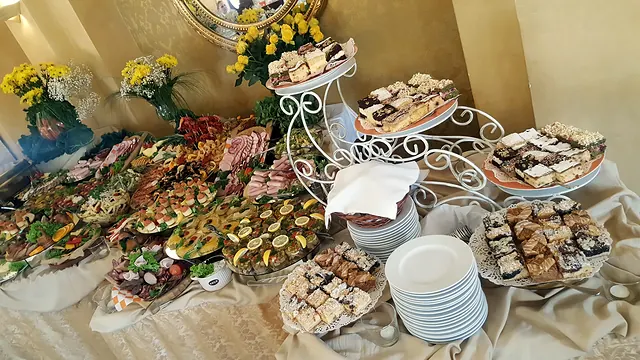 Półmiski z przekąskami i ciasta na paterach