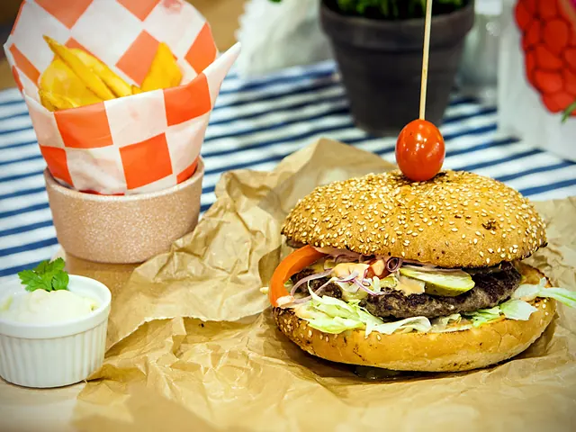 Burger wołowy z frytkami w papierowym rożku
