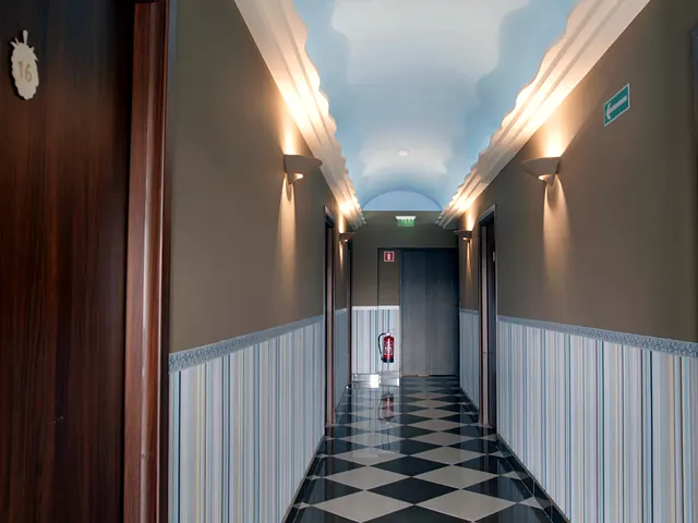 Korytarz hotelowy z niebem namalowanym na suficie