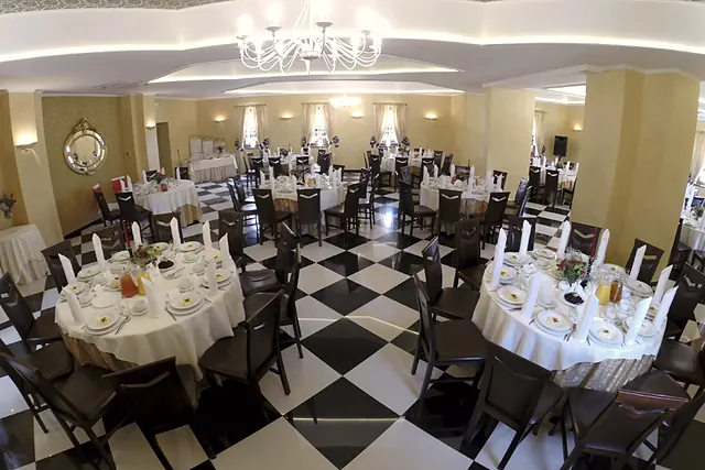 Sala Mediolan z okrągłymi stołami pod żyrandolami
