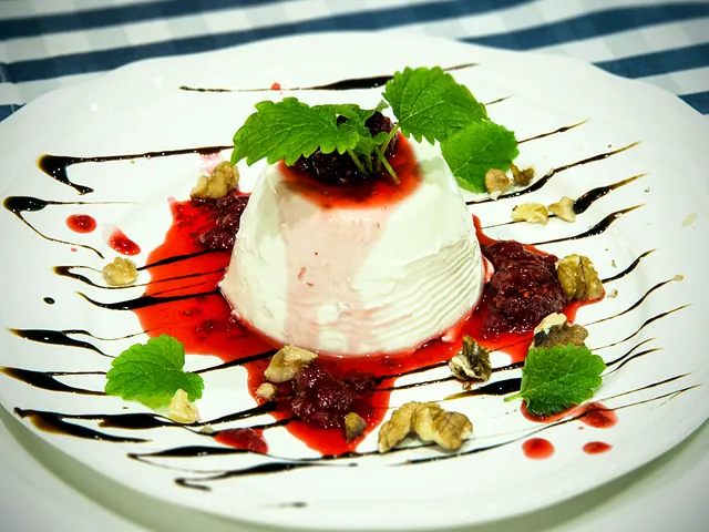 Panna cotta z sosem malinowym, miętą i orzechami