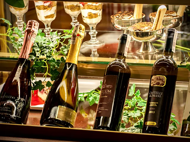 Prosecco i włoskie wina na wystawie, za nimi desery